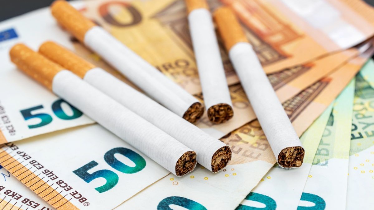 Țigări cu filtru împrăștiate pe mai multe bancnote de 50 de euro