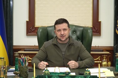 Volodimir Zelenski, luni seara, în biroul prezidențial | Foto: Captură video