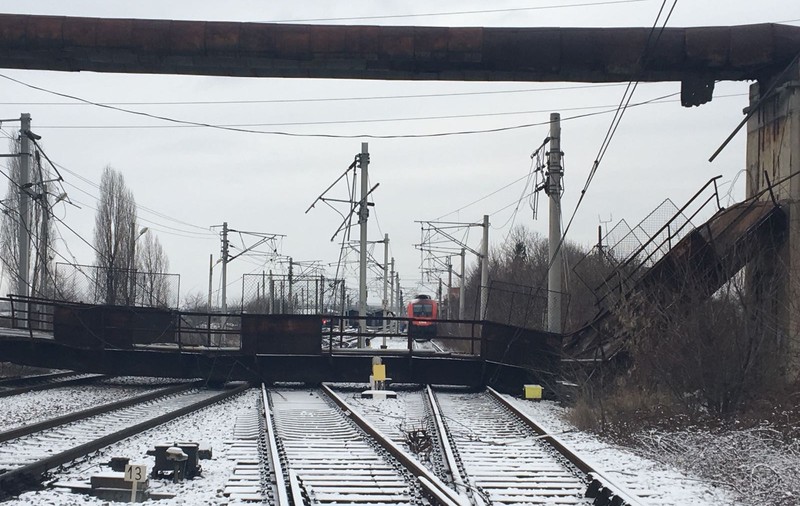 UPDATE/Pasarela prăbușită peste liniile ferate lângă Gara Ploiești va fi dezmembrată ca să poată fi îndepărtată (VIDEO)