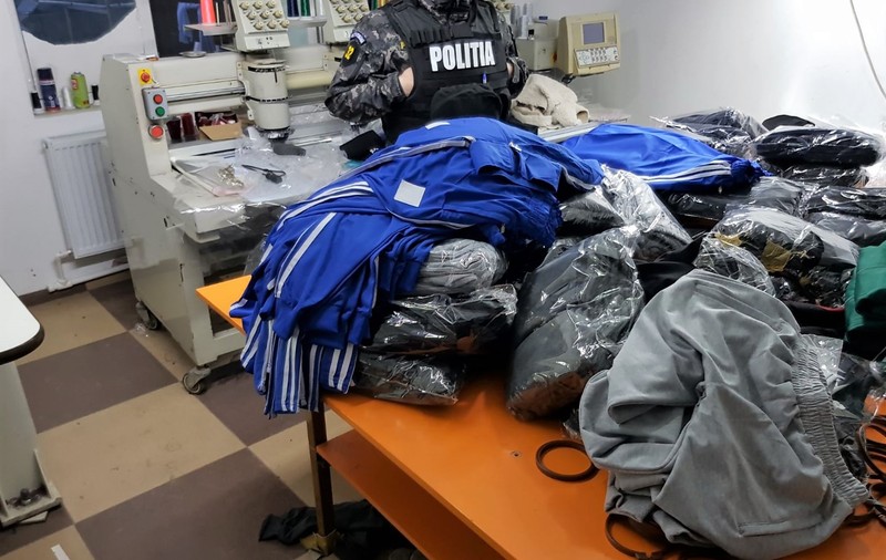 Haine contrafăcute, confiscate de polițiști în Ilfov. Erau aduse din Turcia și "branduite" în orașul Pantelimon