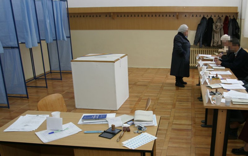 ALEGERI PREZIDENȚIALE 2014. S-AU DESCHIS SECȚIILE DE VOTARE! Câți români SUNT AȘTEPTAȚI LA URNE?