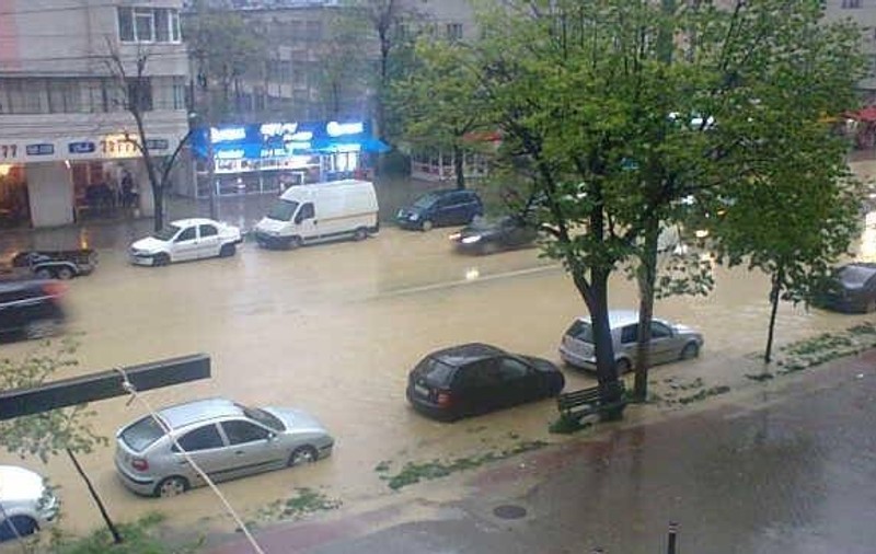 INTERVENŢIE EROICĂ! Bătrân salvat în ultimul moment după ce a fost luat de ape la Iaşi! VIDEO