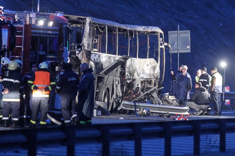 Anchetatorii bulgari lângă autocarul complet ars. Foto: Profimedia Images