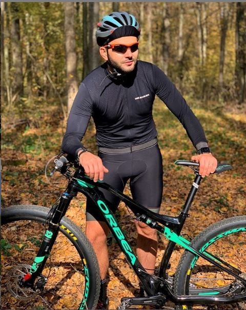 Mihai Morar face kilometrii întregi cu bicicleta