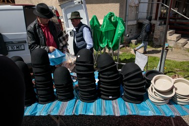 Pălăriile se pot face și pe comandă, la târgul de la Pui Foto: Vlad Chirea