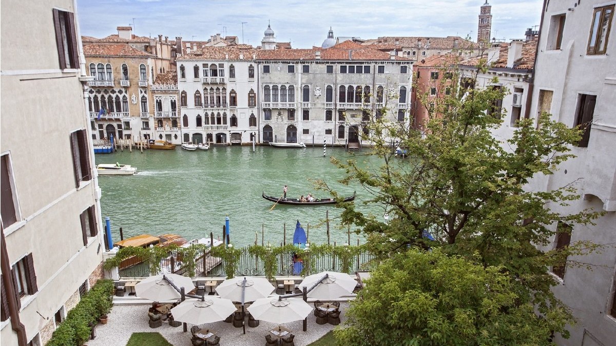Luxosul hotel din Veneția în care Jeff Bezos și mireasa sa, Lauren Sanchez, ar fi rezervat un apartament somptuos de 11,5 mii de dolari pe noapte înainte de nunta italiană plină de farmec.