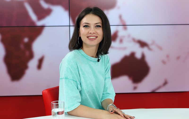 VIDEO/ Actrița Anca Dumitra trăiește de 10 ani în pielea Gianinei din Las Fierbinți. «Serialul se difuzează de 7 ani, ceilalți au fost de aclimatizare!»