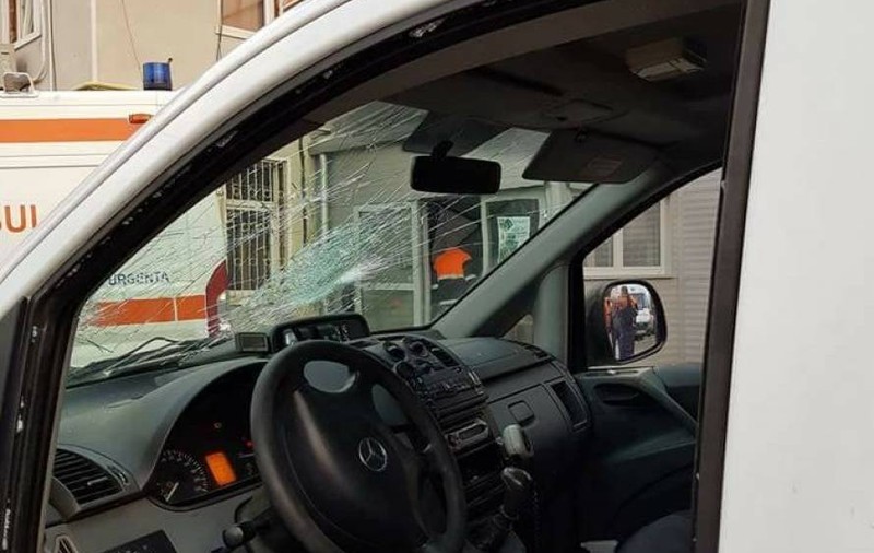 Ambulanță atacată cu pietre de rudele unei bolnave, în județul Botoșani. Pacienta a murit, până la sosirea polițiștilor