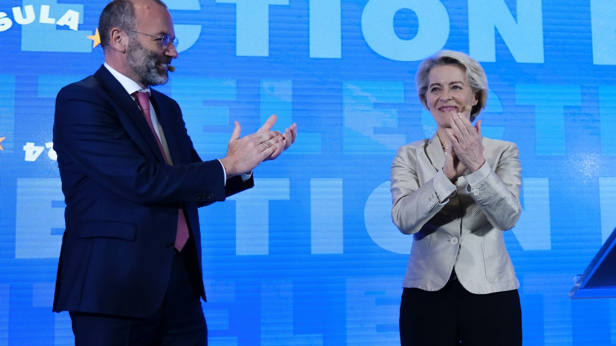 Manfred Weber apare lângă președinta Comisiei Europene, Ursula von der Leyen