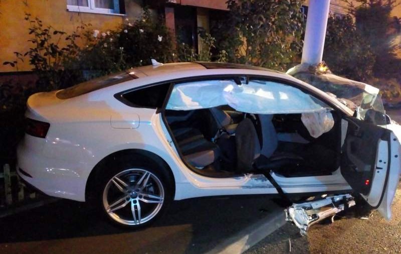 Accident grav în Sibiu. Trei tineri au intrat cu bolidul într-un stâlp, unul dintre ei a murit pe loc. Cum arată mașina după impact