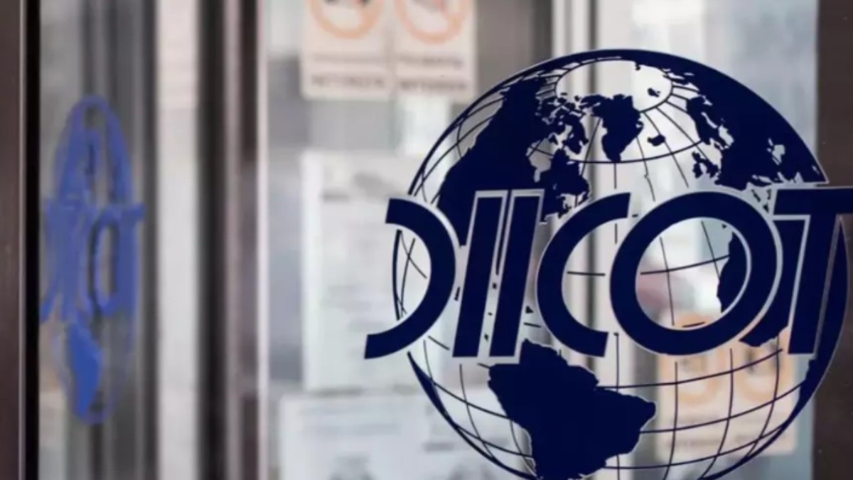 Logo-ul DIICOT pe un geam