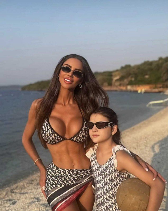 Imagini din vacanța Biancăi Drăgușanu cu fiica Sofia în Bodrum. Ce au observat fanii: „O ajunge din urmă fata la înălțime”