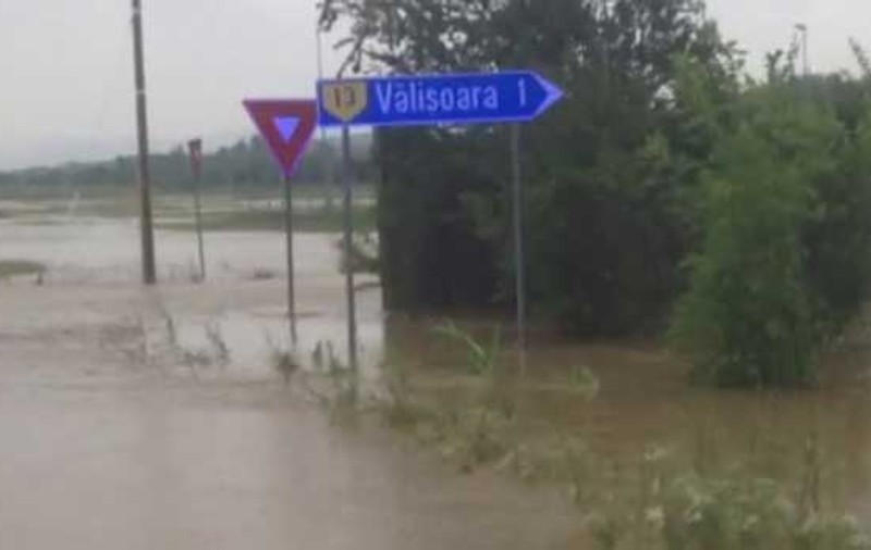 Inundații în județul Caraș-Severin, după ploile torențiale. Un drum județean a fost închis / VIDEO