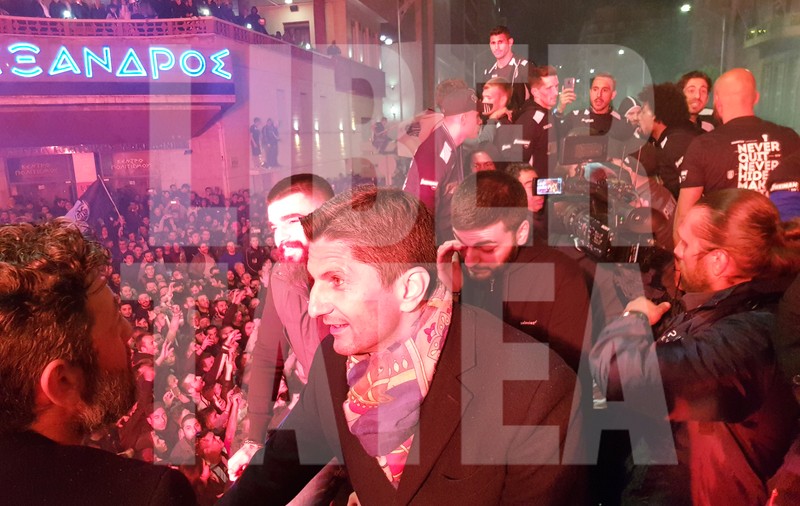 VIDEO/ Răzvan Lucescu a rescris legendele Olimpului! S-a prins în hora bucuriei cu suporterii după ce PAOK a câștigat primul titlu după 34 de ani!