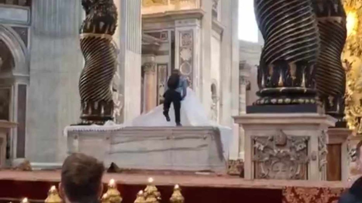 Un bărbat se urca pe mormântul Sf Petru intr-un act de vandalism, Vatican, 7 februarie 2025