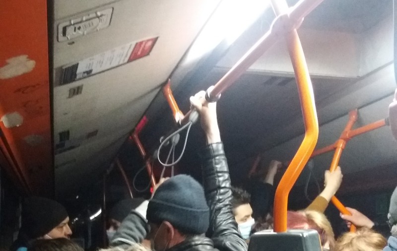 Cum arată distanțarea într-un autobuz care vine din Ilfov la București. „Așa este în fiecare zi”