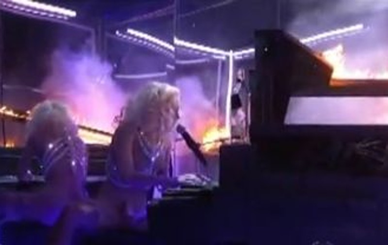 Video / Lady GaGa a dat foc la un pian pe scenă