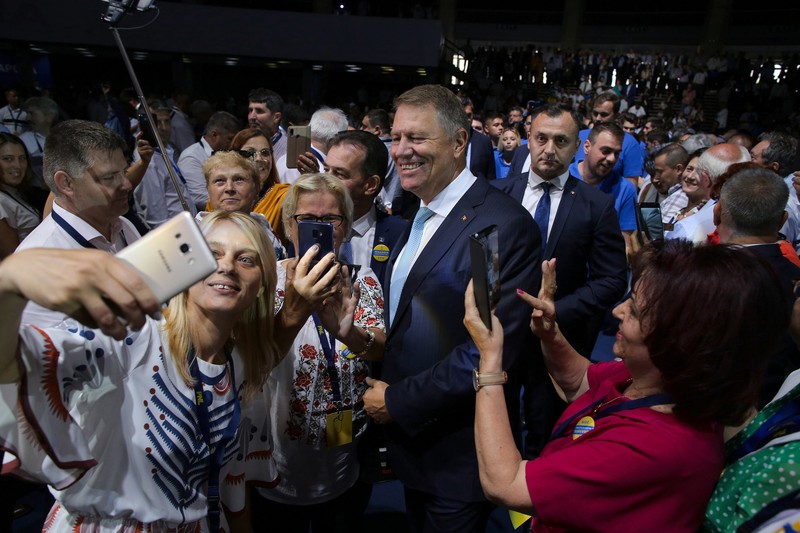 Înainte de a urca pe scenă, președintele Klaus Iohannis a făcut o baie de mulțime printre liberali