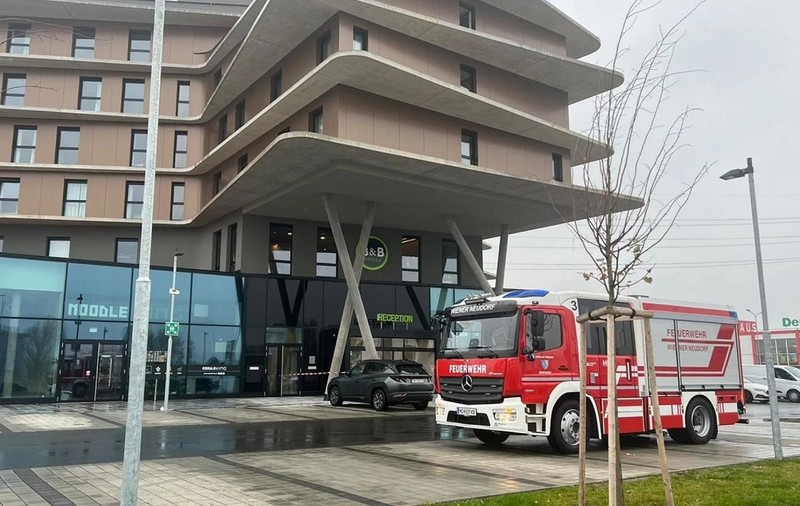 Un băiat român de 13 ani plecat cu clasa în excursie în Austria a fost găsit mort în fața hotelului unde era cazat. Reacția MAE