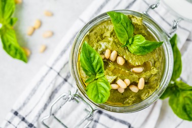 Pregătește un pesto delicios folosind muguri de pin
