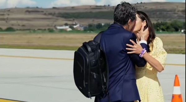 Nicușor Dan a sărutat-o pe Mirabela Grădinaru pe aeroport și a postat imaginile pe TikTok