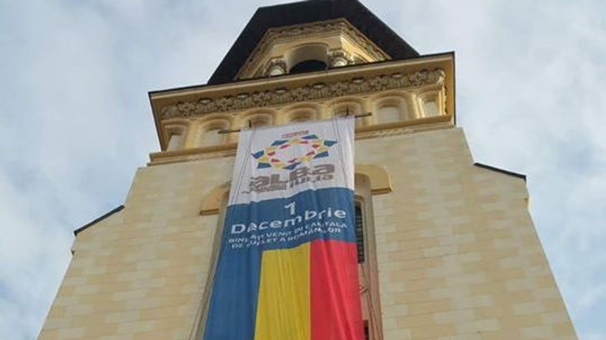 Drapelul României, pe Catedrala Reîntregirii din Alba Iulia. ”Gest de patriotism, onoare și credință”
