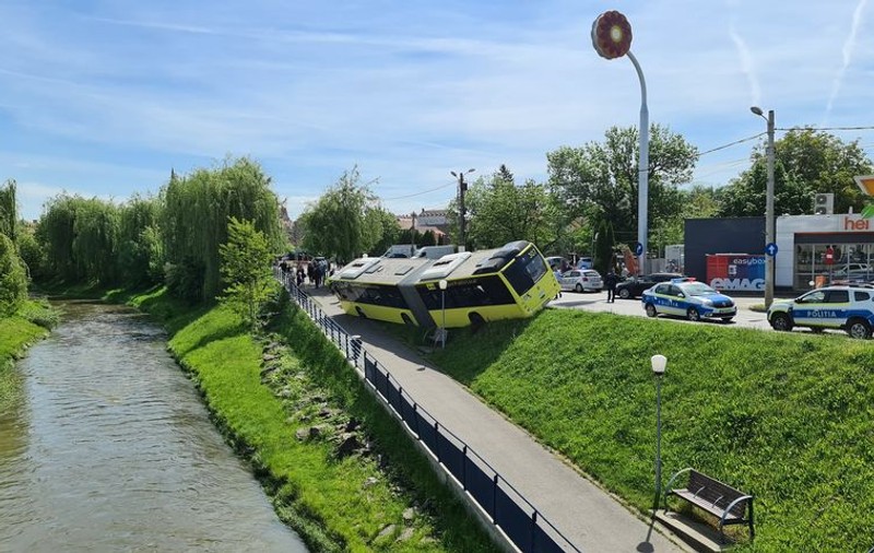 Un autobuz cu pasageri, la un pas să se răstoarne în râul Cibin din Sibiu