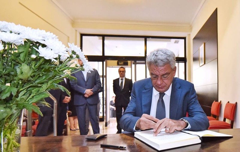 UPDATE. Premierul Tudose a semnat în cartea de condoleanţe de la Ambasada Spaniei: Un român rănit este încă internat la Barcelona