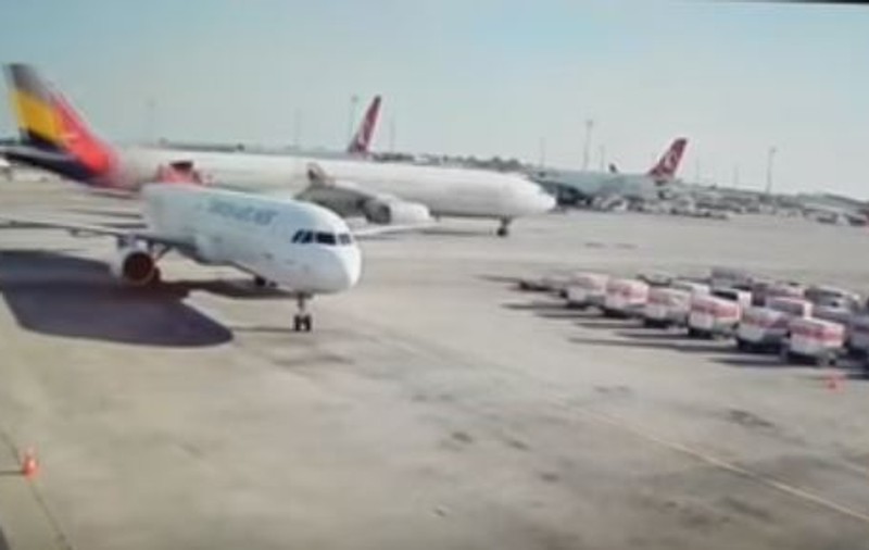 Două avioane s-au ciocnit pe aeroportul Ataturk din Istanbul - VIDEO