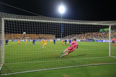 Momentul în care Răzvan Marin înscrie golul 2 al României la Larnaca, din penalty. Foto: Ionuț Iordache / GSP