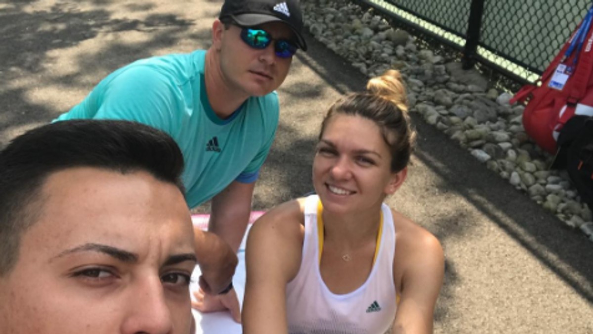 Simona Halep, zâmbind alături de Teo Cercel (în plan îndepărtat). (FOTO: instagram.com/simonahalep)