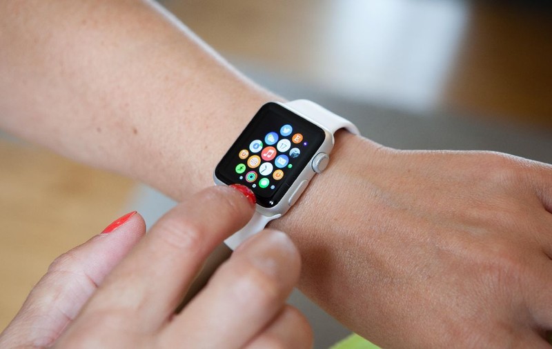 Apple Watch va fi complet regândit și va dispune de inteligență artificială și cameră foto pentru analiza mediului înconjurător