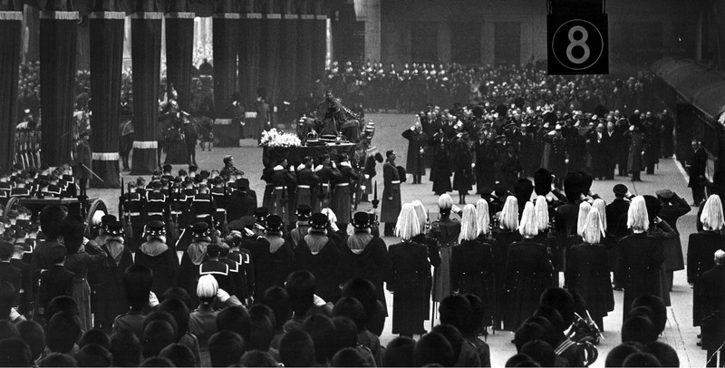 Sicriul cu trupul regelui George al VI-lea, dus către trenul regal care l-a transportat de la Paddington la Windsor, pe 15 februarie 1952. Sunt acoperite cu voal regina Elisabeta a II-a, regina Mamă, prințesa Margareta și prințesa regală. Foto: Profimedia
