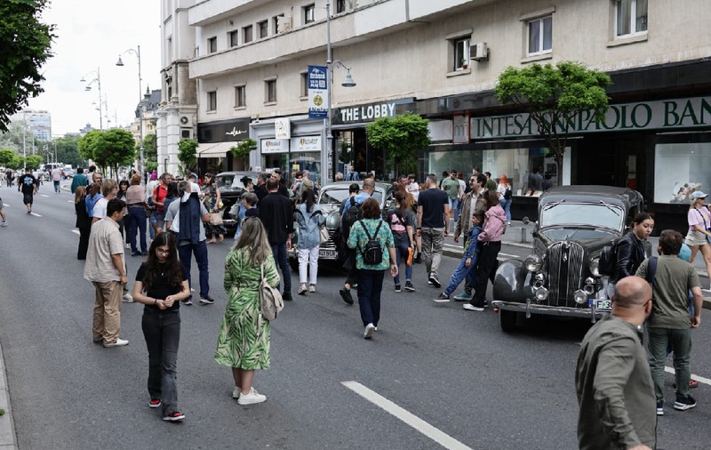 Mașini de epocă pe Calea Victoriei. Eleganța interbelică a revenit la București