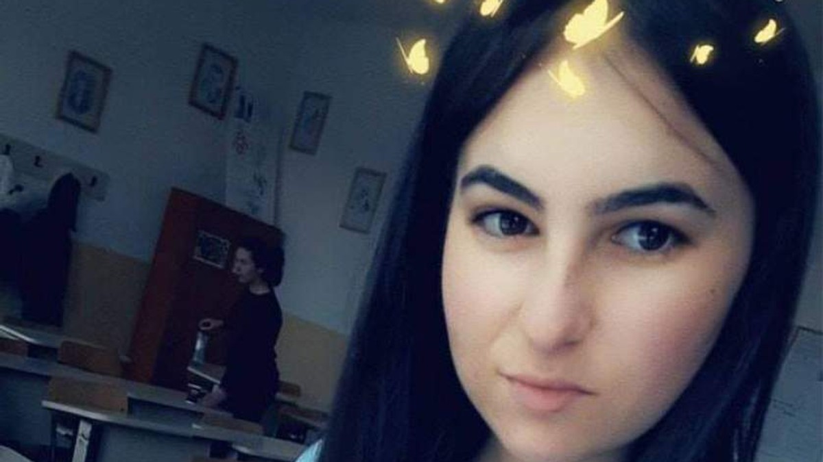 Marș de solidaritate pentru tânăra din Vrancea care a fost desfigurată în bătaie de iubit. Tânăra de 19 ani a fost stâlcită în bătaie de iubitul ei