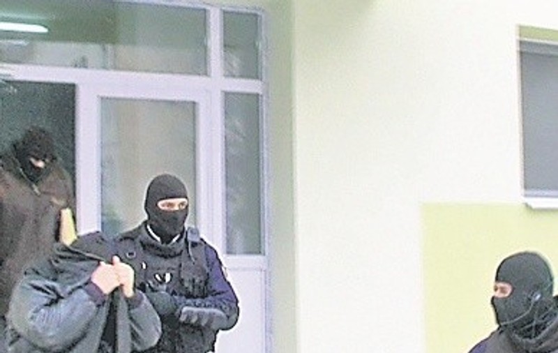 Încă 30 de zile de arest pentru 16 membri ai clanului Corduneanu 