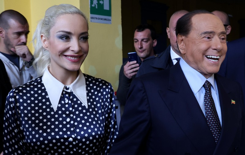 Berlusconi revine în Parlamentul italian, alături de iubita sa. Miliardarul vrea să fie „playmaker” al noului guvern