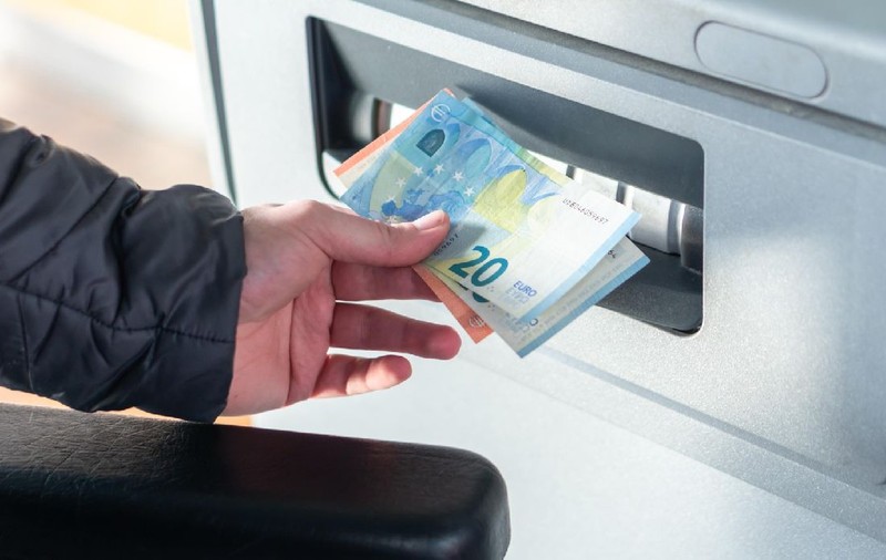 Cinci români și-au băgat singuri în cont 23.000 de euro, printr-o metodă sofisticată, în Spania