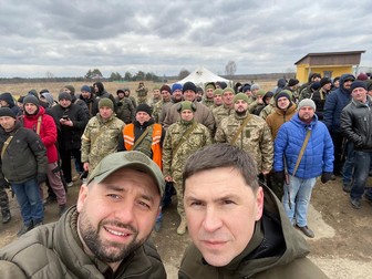 David Arahamia și Mihailo Podoliak într-un selfie cu voluntari și personal militar de la baza din Liov care ulterior a fost atacată de ruși