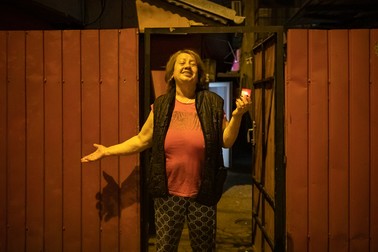 O femeia s-a bucurat că a primit de două lumină