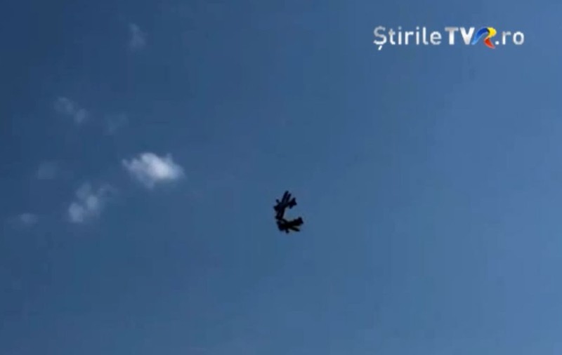 VIDEO/ Momentul în care cele două avioane se ciocnesc în zbor și se prăbușesc, la Frătăuții Vechi, Suceava