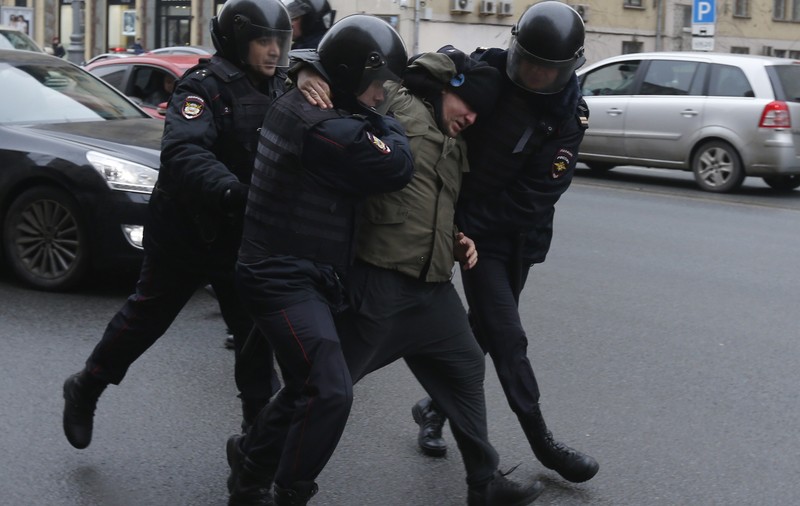 Sute de protestatari anti-Putin au fost arestați în Moscova, cu două zile înainte de parada de Ziua Unității