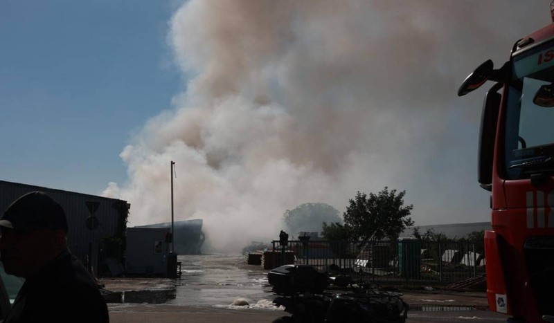 Hala s-a făcut scrum, iar structura de rezistență a fost afectată în timpul incendiului. Foto: Libertatea / Eli Driu