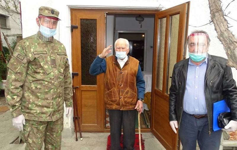 Veteran de război aniversat la domiciliu de militarii bârlădeni la împlinirea vârstei de 100 de ani