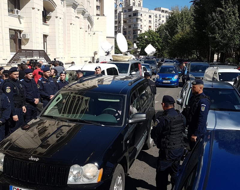 Fostul șef al Jandarmeriei, colonelul Sebastian Cucoș, huiduit la Parchetul General. Jandarmii au făcut scut în jurul lui