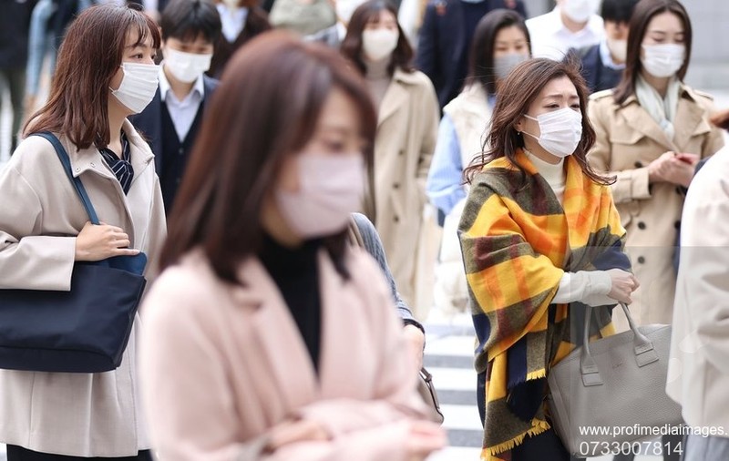 Guvernatoarea din Tokyo le recomandă oamenilor să poarte pulover pe gât pentru a face economie la încălzire
