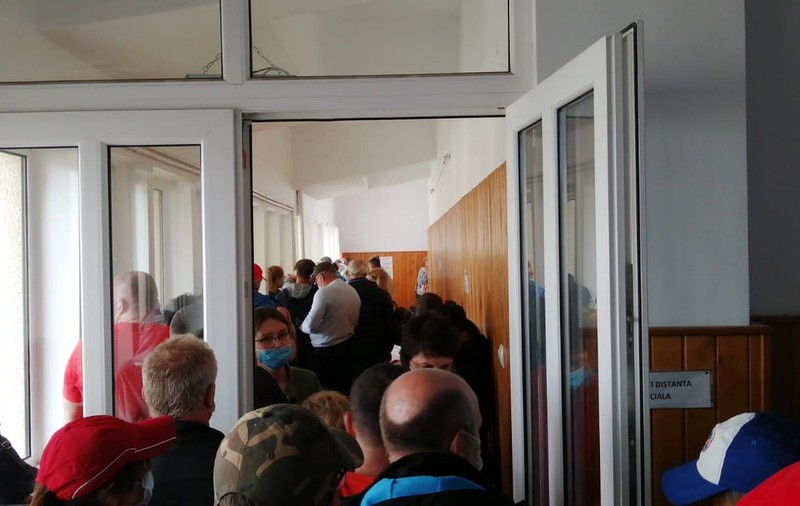 Trei ore la coadă la telecabină, fără urmă de distanțare socială. ”Ne lasă 9 în telecabină, dar în sala de așteptare sunt 100”. Teleferic Prahova susține că s-au respectat toate regulile