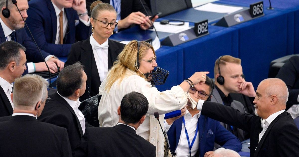 Diana Iovanovici-Sosoaca, în momentul în care provoacă un scandal în Parlamentul European de la Strasbourg, punându-și o botniță în timpul discursului Ursulei von der Leyen, 18 iulie 2024