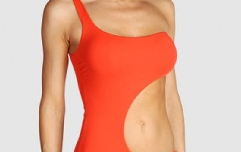 Uite cum să-ți ascunzi defectele cu un costum de baie decupat!