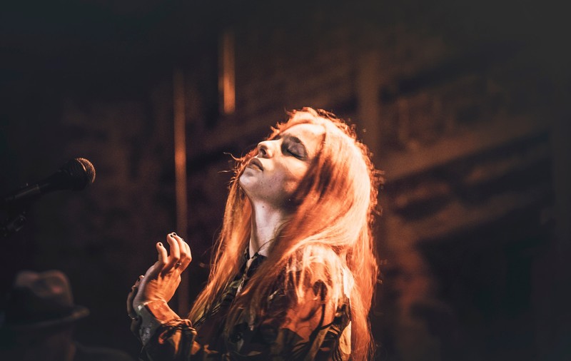 INTERVIU. Lucia, cântăreața underground cu 100.000 de abonați pe YouTube: „Mulți trăim cu anxietate. Anxietatea nu e vina ta”